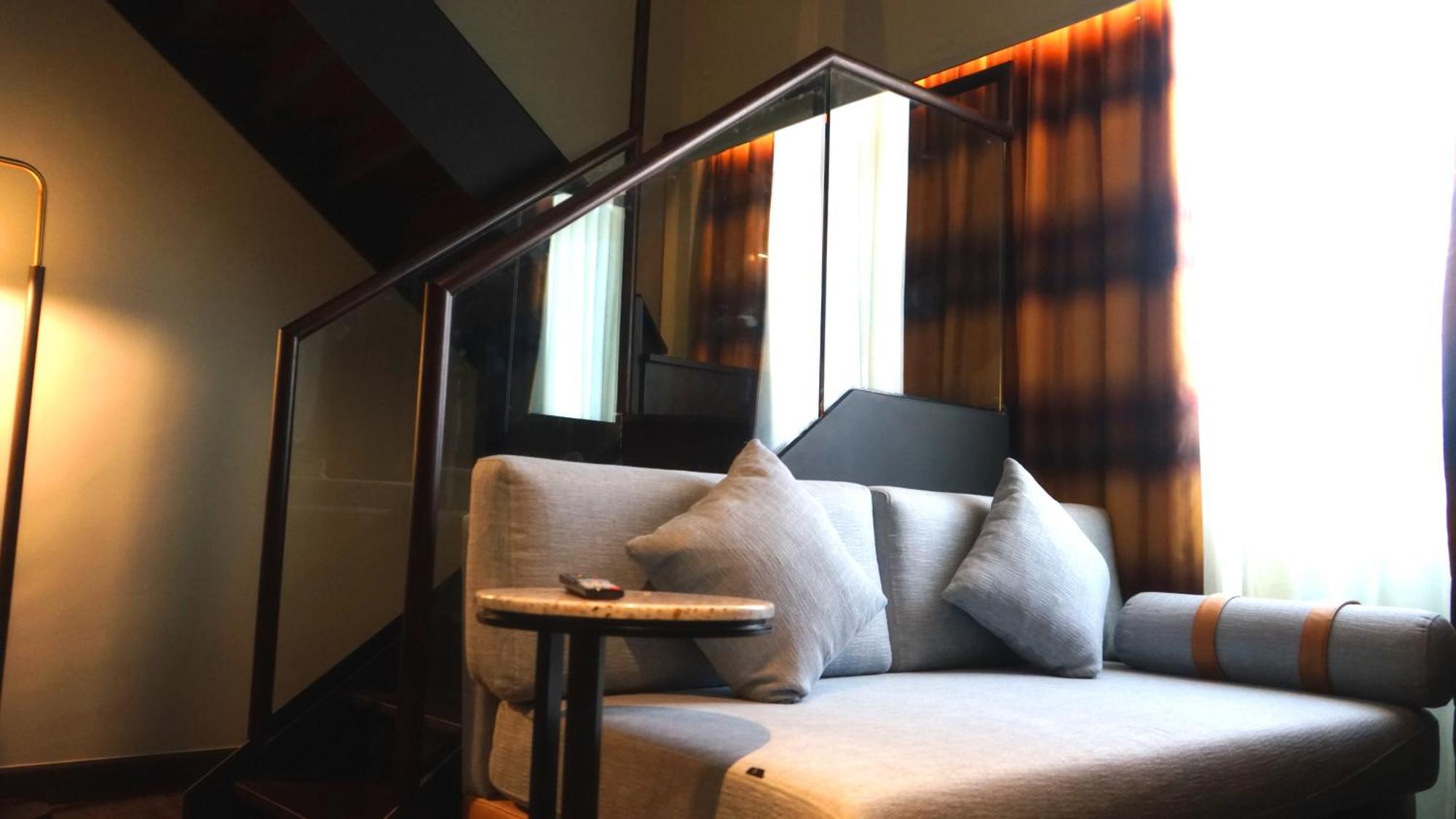 מלון ג'ורג' טאון The George Penang By The Crest Collection מראה חיצוני תמונה A sofa in a hotel room
